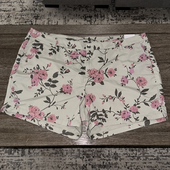 Lane Bryant Green Floral Shorts - Picture 1 of 11